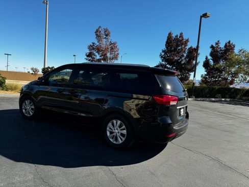 Used 2016 Kia Sedona LX w/ LX Convenience Package FWD image 2
