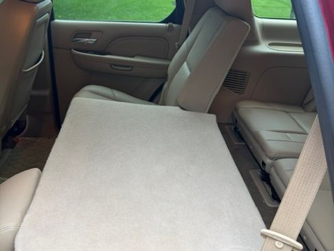 Used 2011 Cadillac Escalade Luxury AWD/4WD image 25