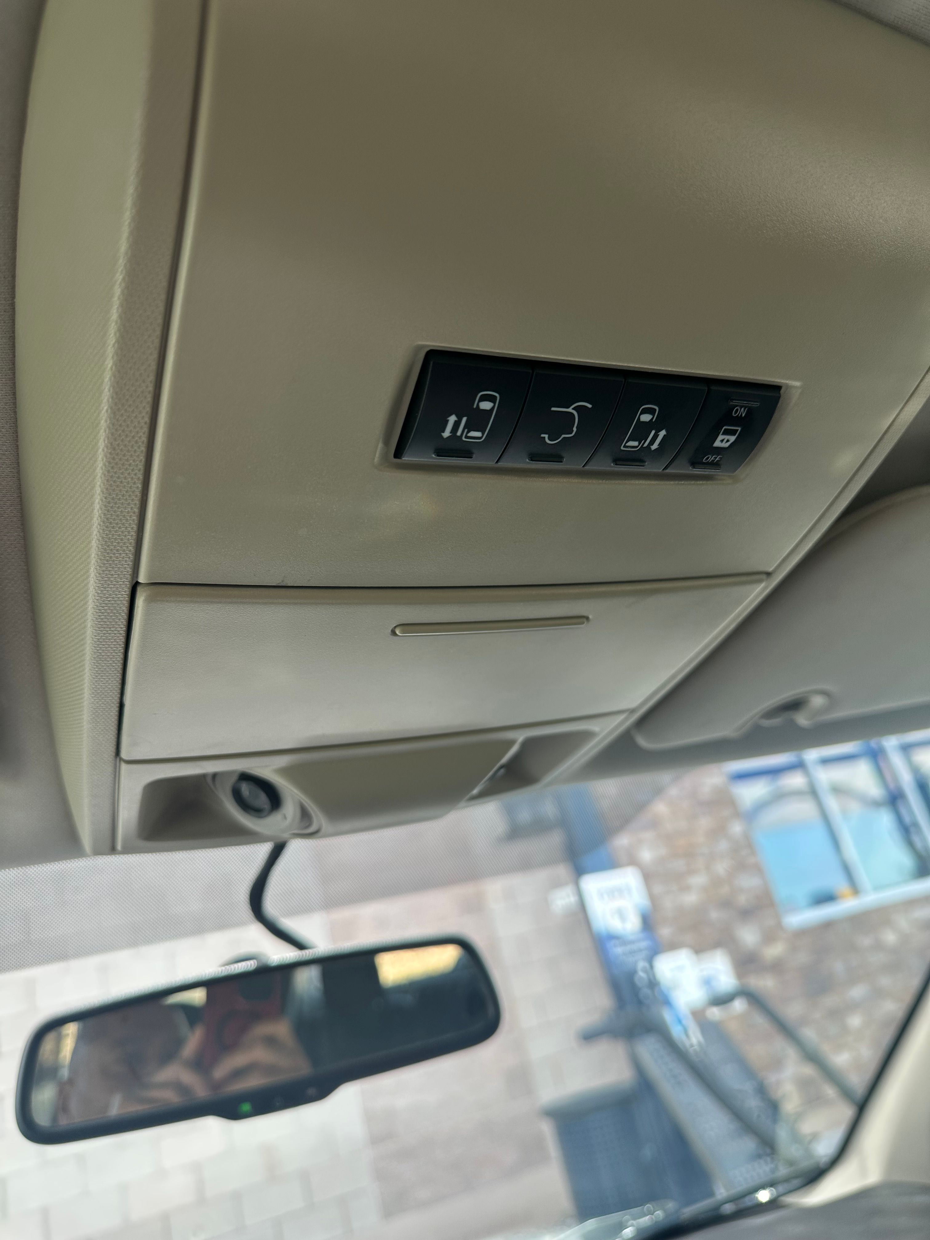 Used 2016 Chrysler Town & Country Touring FWD image 9