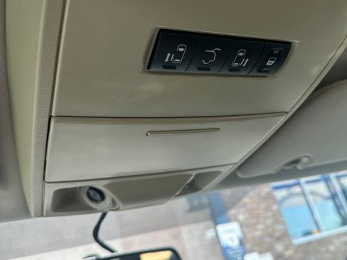 Used 2016 Chrysler Town & Country Touring FWD image 9