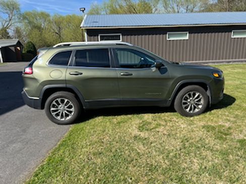 Used 2019 Jeep Cherokee Latitude Plus w/ Comfort/Convenience Group AWD/4WD image 4