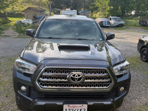 Used 2017 Toyota Tacoma TRD Sport RWD image 1