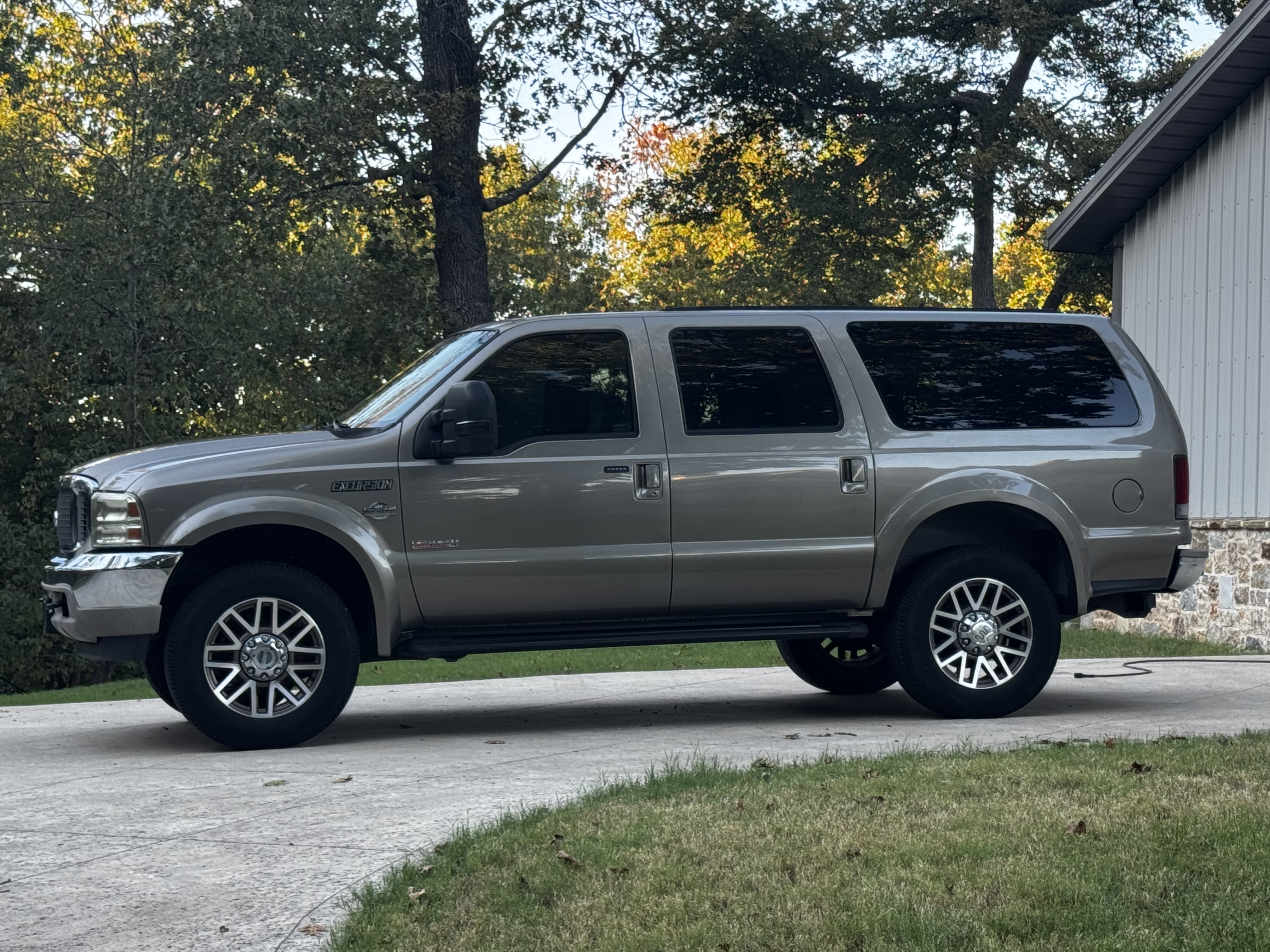 Used 2002 Ford Excursion Limited AWD/4WD image 1