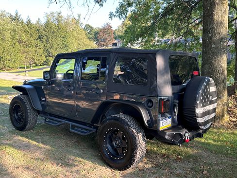 Used 2007 Jeep Wrangler Unlimited Sahara w/ Dual Top Group image 4
