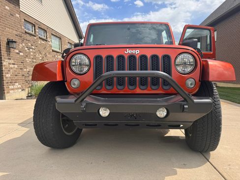 Used 2014 Jeep Wrangler Unlimited Sahara w/ Dual Top Group AWD/4WD image 4