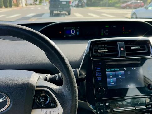 Used 2018 Toyota Prius Three Touring image 4