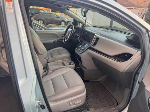 Used 2016 Toyota Sienna XLE image 5