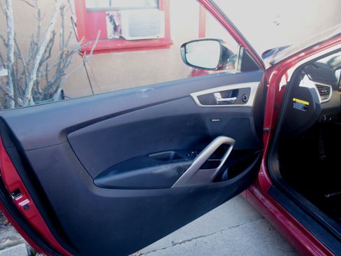 Used 2017 Hyundai Veloster Value Edition image 10