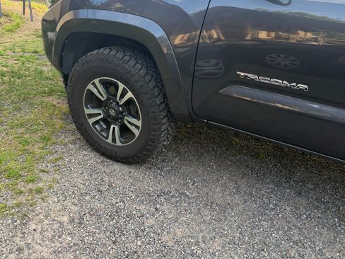 Used 2017 Toyota Tacoma TRD Sport RWD image 13