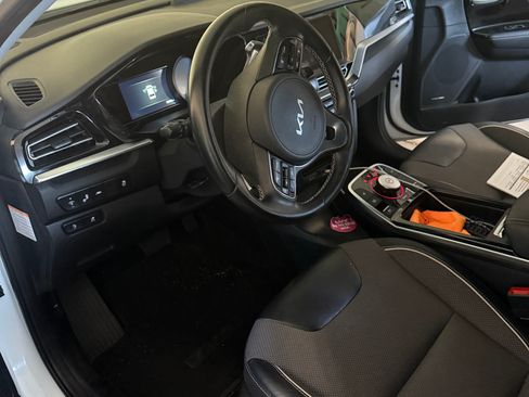 Used 2022 Kia Niro EX image 6