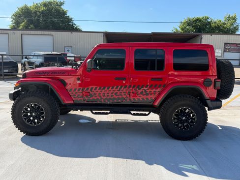 Used 2020 Jeep Wrangler Unlimited Sahara AWD/4WD image 2
