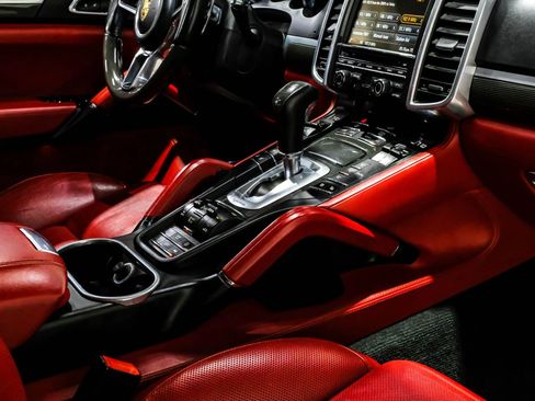 Used 2016 Porsche Cayenne Turbo S image 25