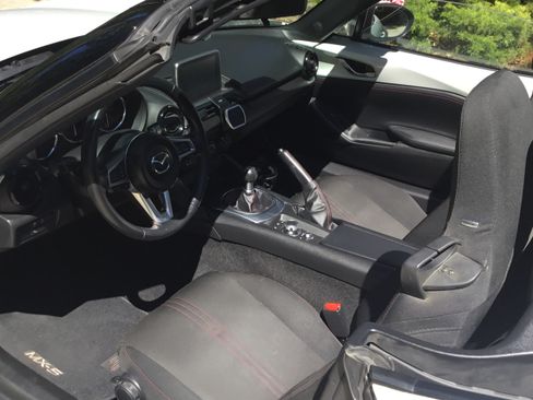 Used 2017 MAZDA MX-5 Miata Club w/ Brembo/BBS Package RWD image 9