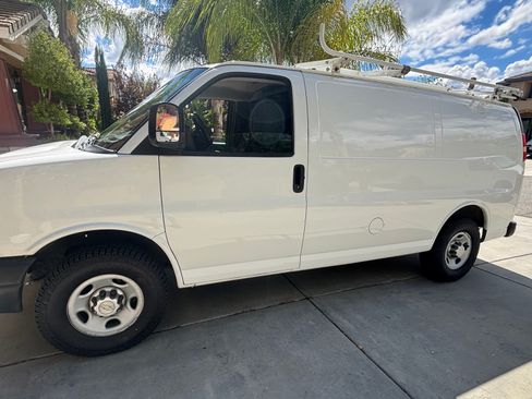 Used 2012 Chevrolet Express 2500 image 4