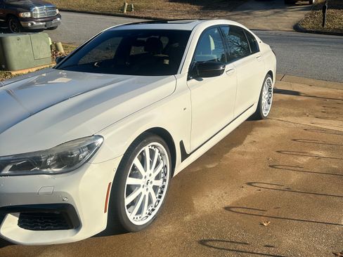 Used 2017 BMW 750i image 11