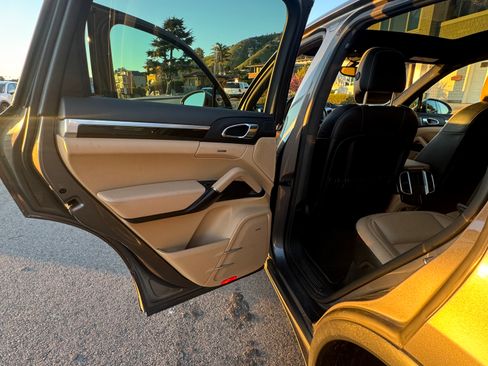 Used 2017 Porsche Cayenne S image 11