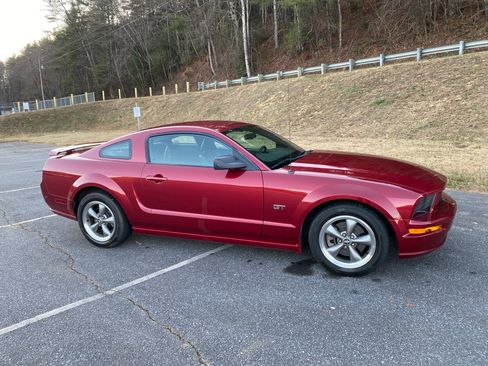 Used 2005 Ford Mustang GT Premium image 2