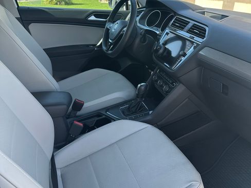 Used 2020 Volkswagen Tiguan SE w/ Panoramic Sunroof Package FWD image 12