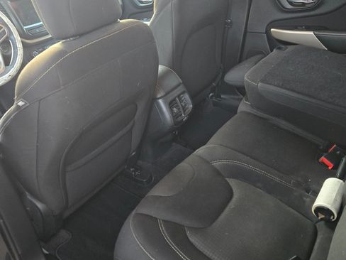 Used 2017 Jeep Cherokee Latitude w/ Safety/Convenience Group image 11