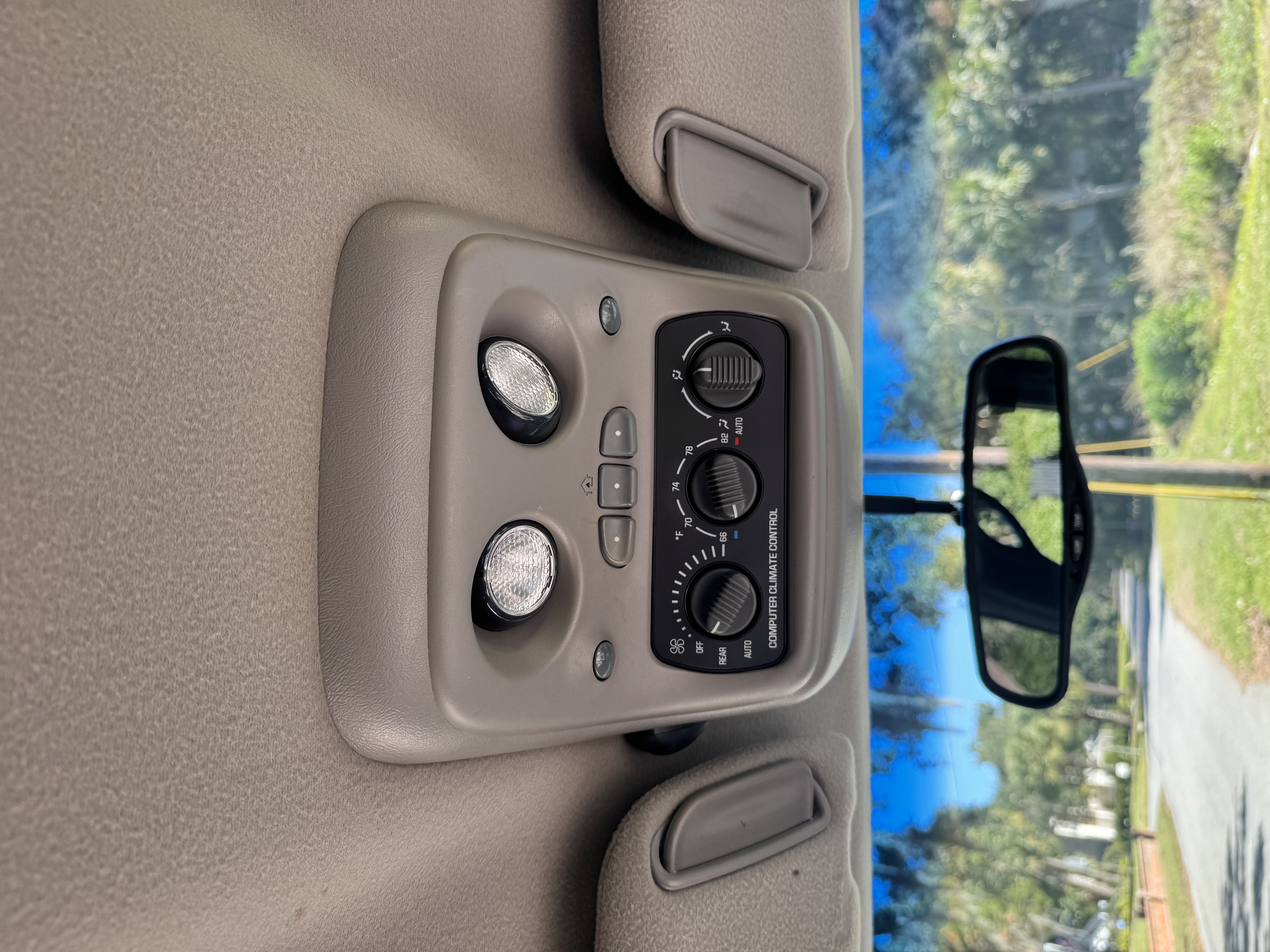Used 2002 Chevrolet Tahoe LT RWD image 17