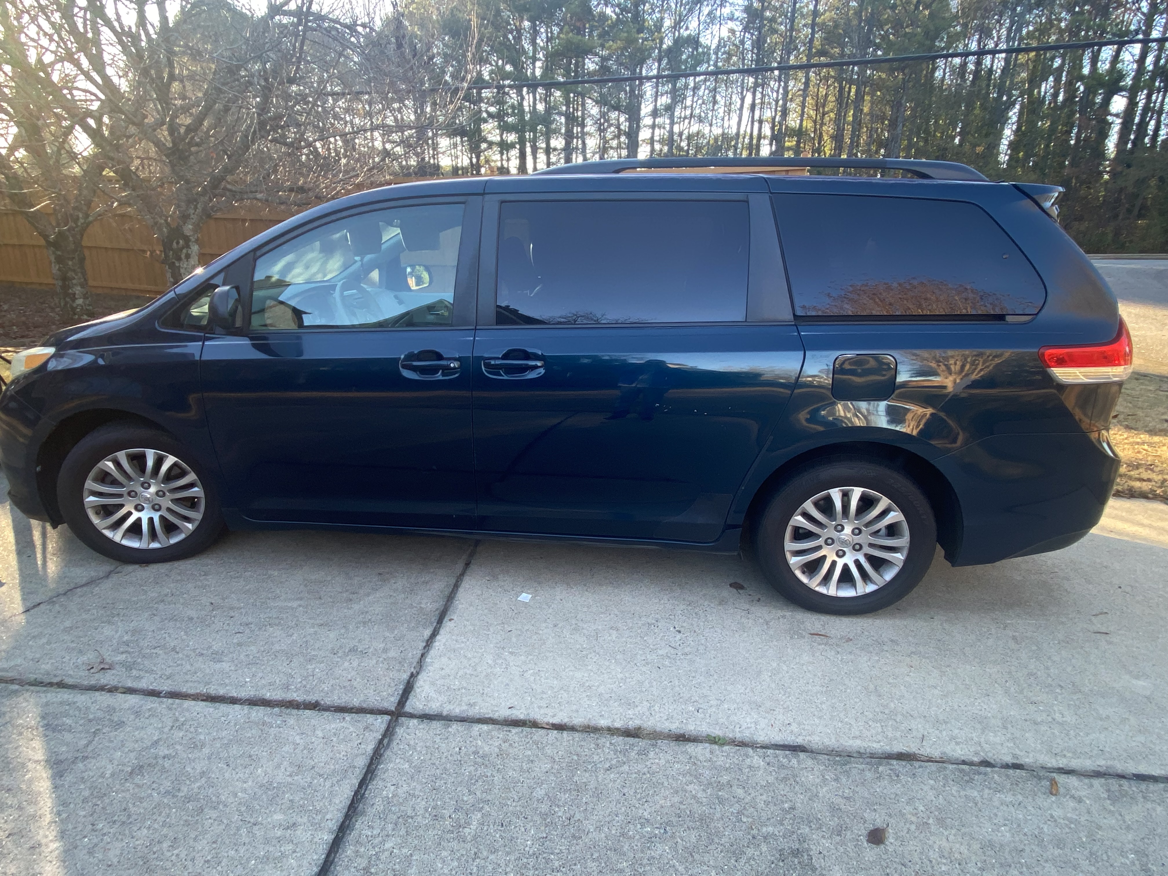 Used 2011 Toyota Sienna XLE FWD image 1
