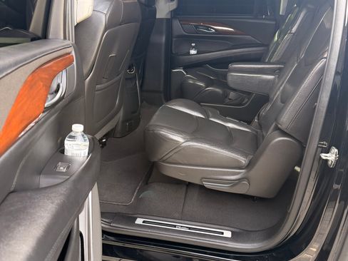 Used 2019 Cadillac Escalade ESV Luxury RWD image 6