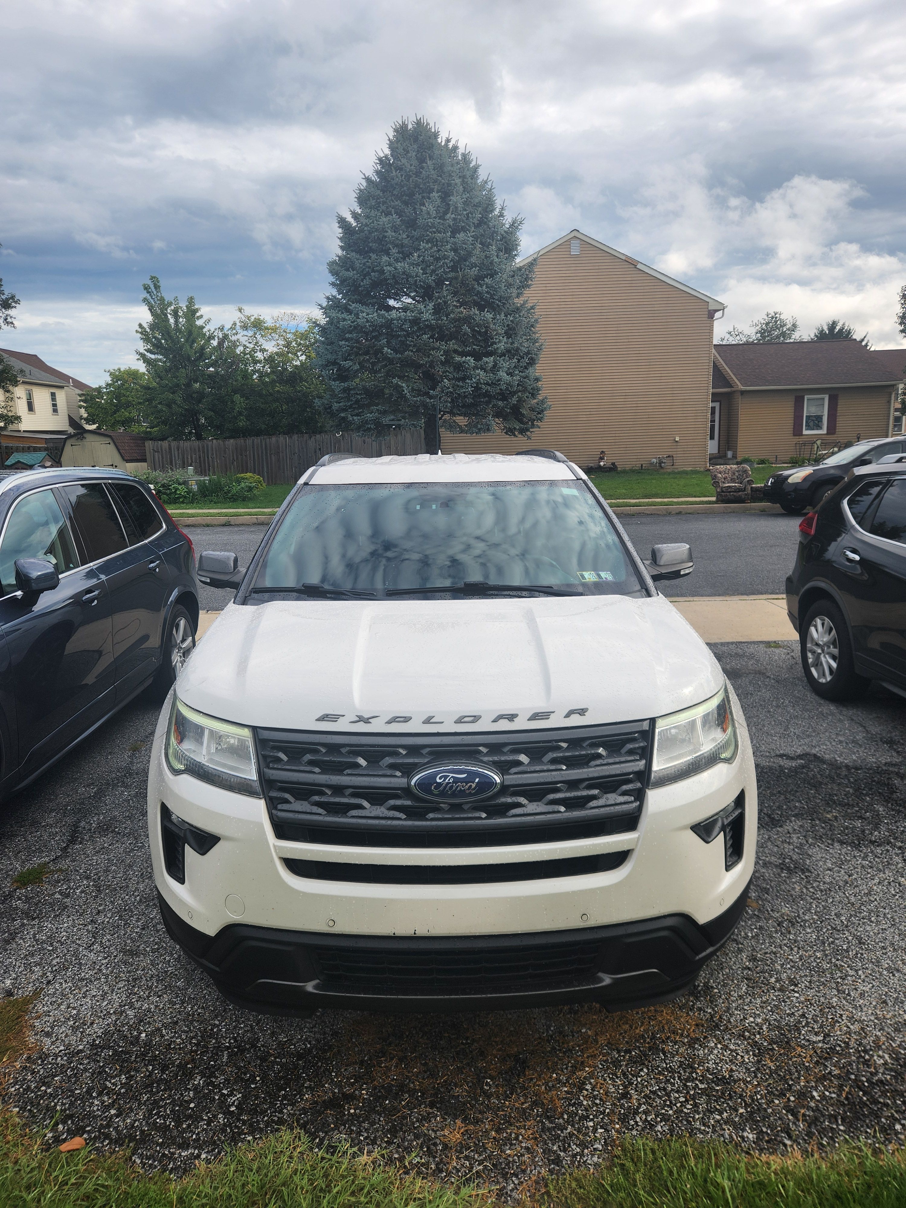 Used 2018 Ford Explorer XLT w/ Equipment Group 202A AWD/4WD image 2