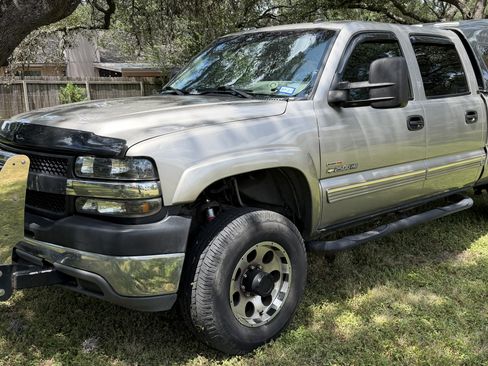 Used 2002 Chevrolet Silverado 2500 LT w/ Off-Road Skid Plate Pkg AWD/4WD image 2
