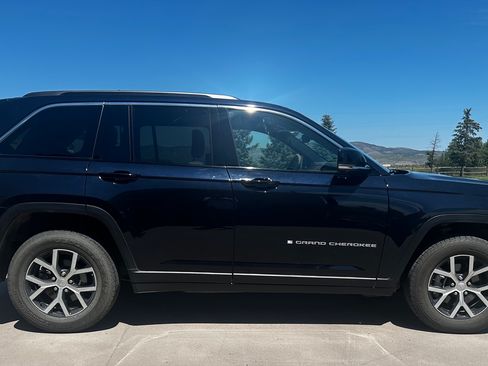 Used 2024 Jeep Grand Cherokee Limited w/ Luxury Tech Group II AWD/4WD image 1