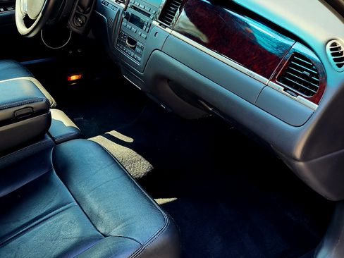 Used 2010 Lincoln Town Car Signature Limited image 16