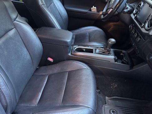 Used 2020 Toyota Tacoma TRD Sport w/ Technology Package image 11