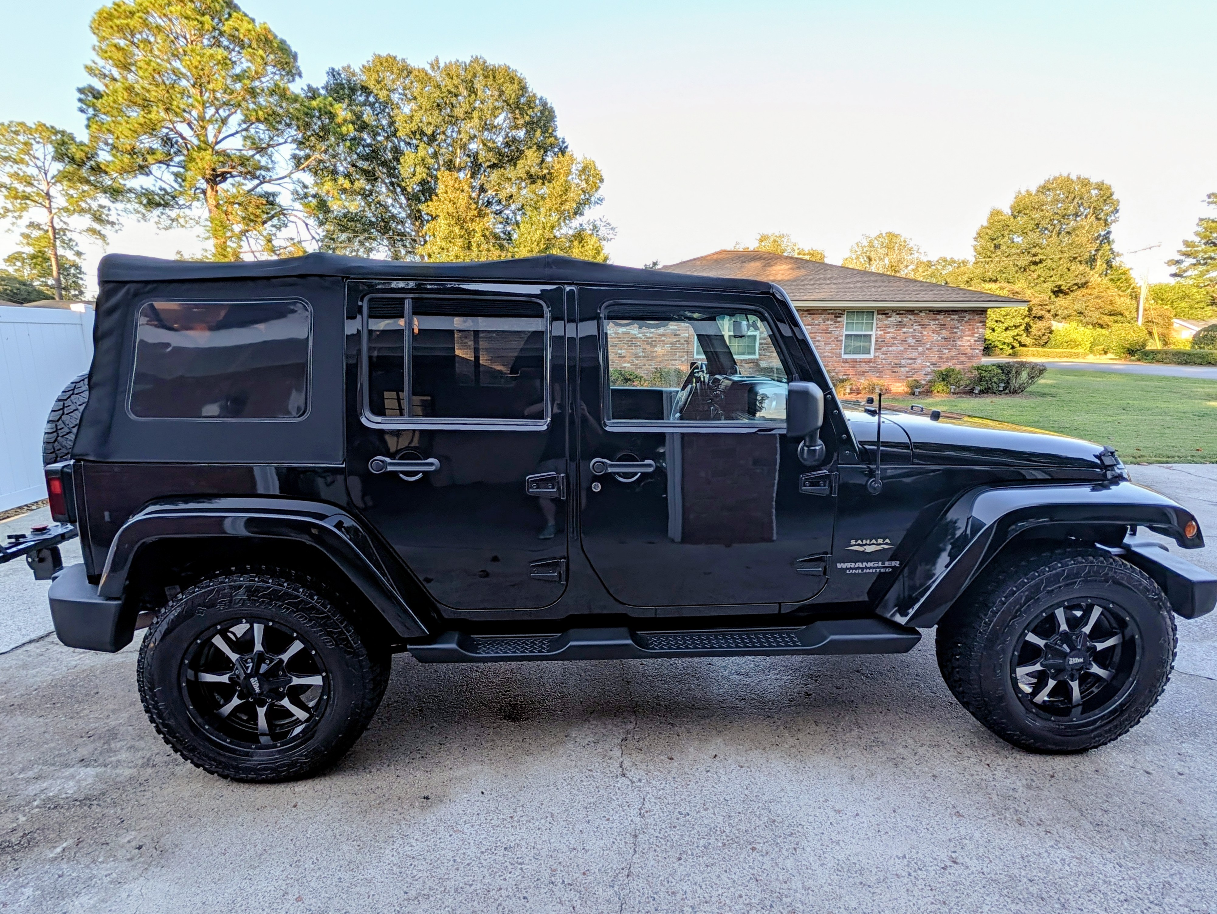 Used 2013 Jeep Wrangler Unlimited Sahara w/ Connectivity Group AWD/4WD image 4