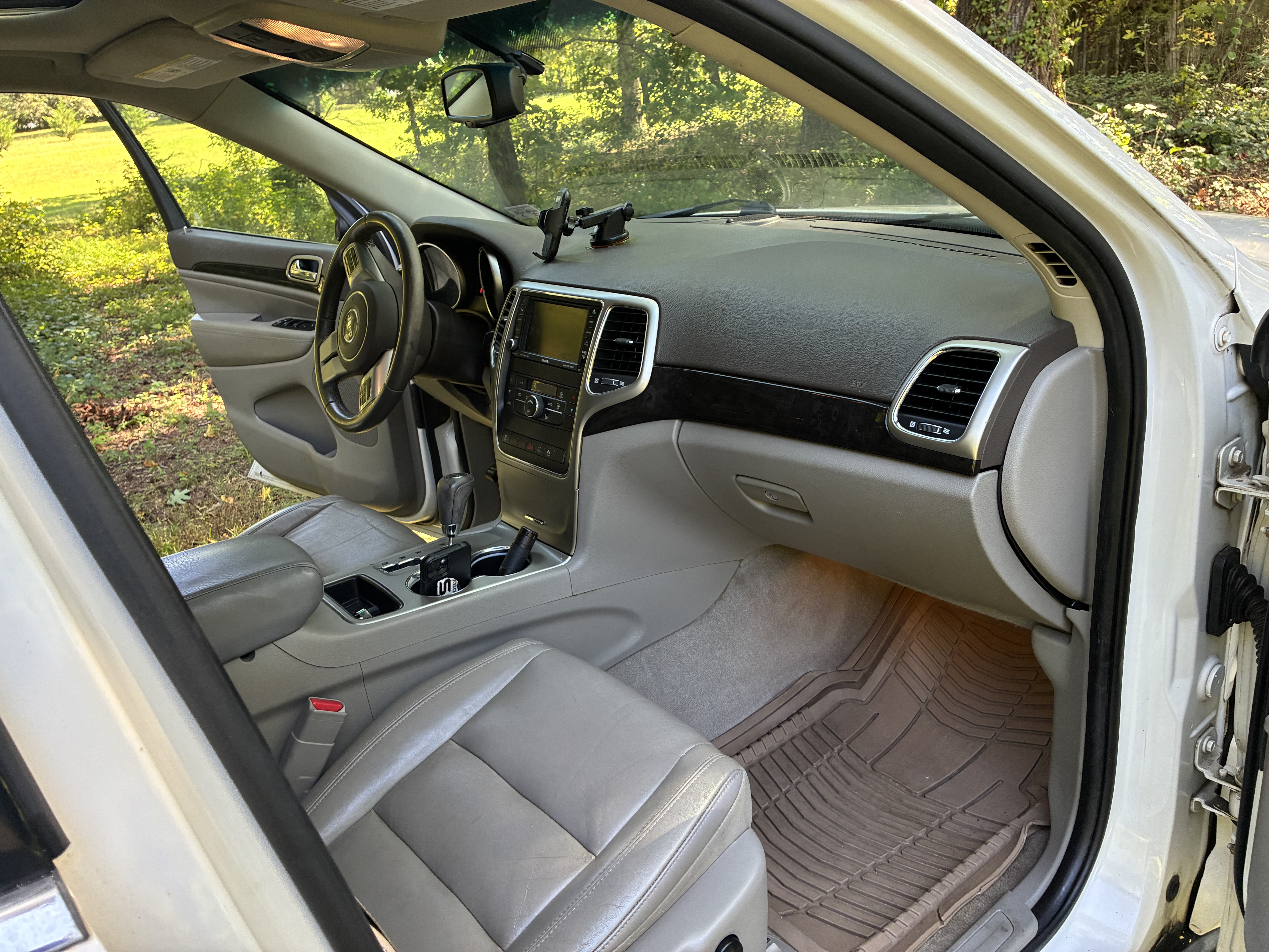Used 2011 Jeep Grand Cherokee Laredo AWD/4WD image 8
