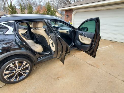 Used 2018 INFINITI QX30 Premium AWD/4WD image 12