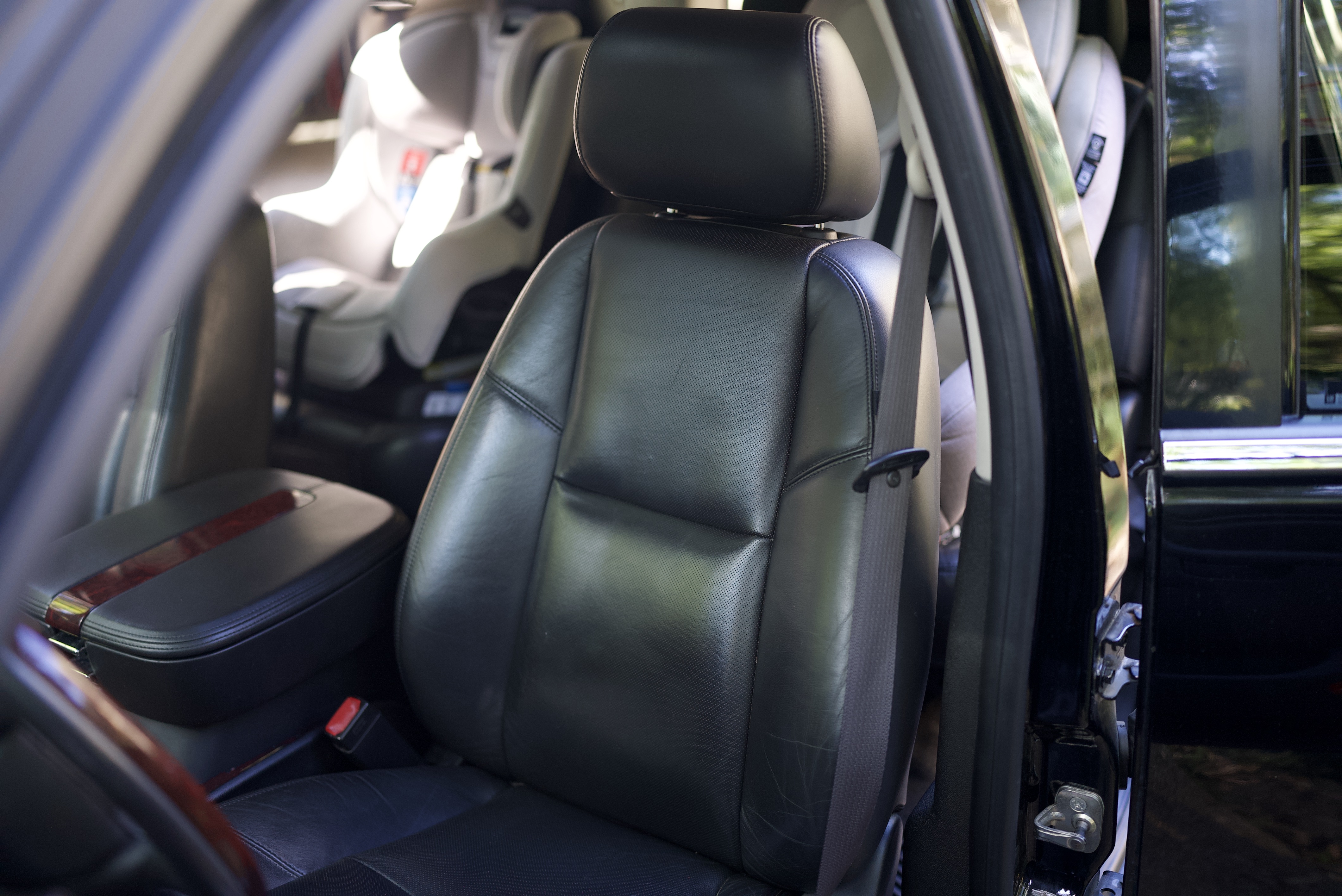 Used 2011 Cadillac Escalade Premium AWD/4WD image 31
