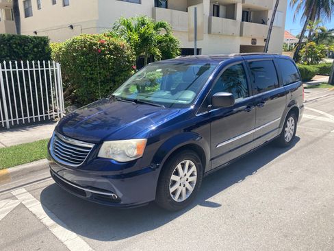 Used 2014 Chrysler Town & Country Touring FWD image 2