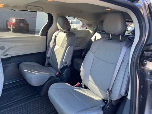 Used 2023 Toyota Sienna Limited image 11