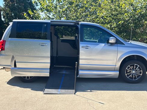 Used 2017 Dodge Grand Caravan SXT image 1