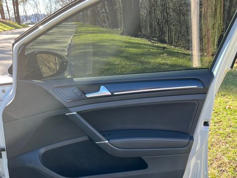 Used 2018 Volkswagen Golf 4-Door image 15