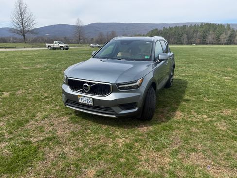 Used 2019 Volvo XC40 T5 Momentum image 2
