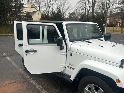 Used 2013 Jeep Wrangler Unlimited Sahara image 10