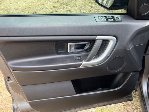 Used 2017 Land Rover Discovery Sport SE image 9