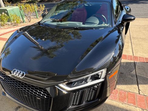 Used 2018 Audi R8 V10 w/ Premium Package image 2