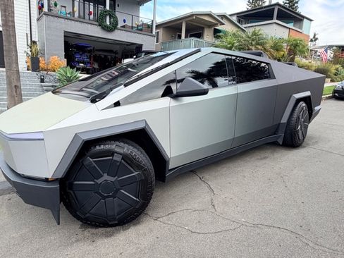 Used 2024 Tesla Cybertruck AWD Crew Cab image 4