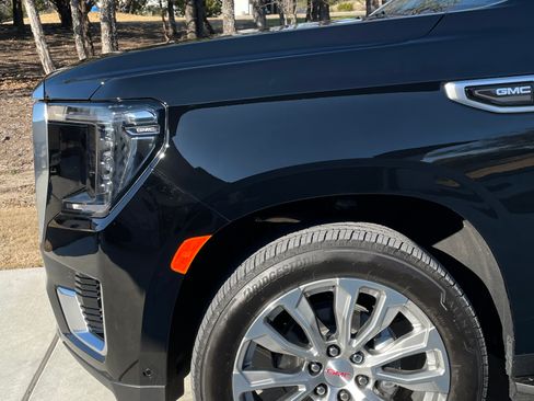 Used 2024 GMC Yukon Denali w/ Advanced Technology Package image 4