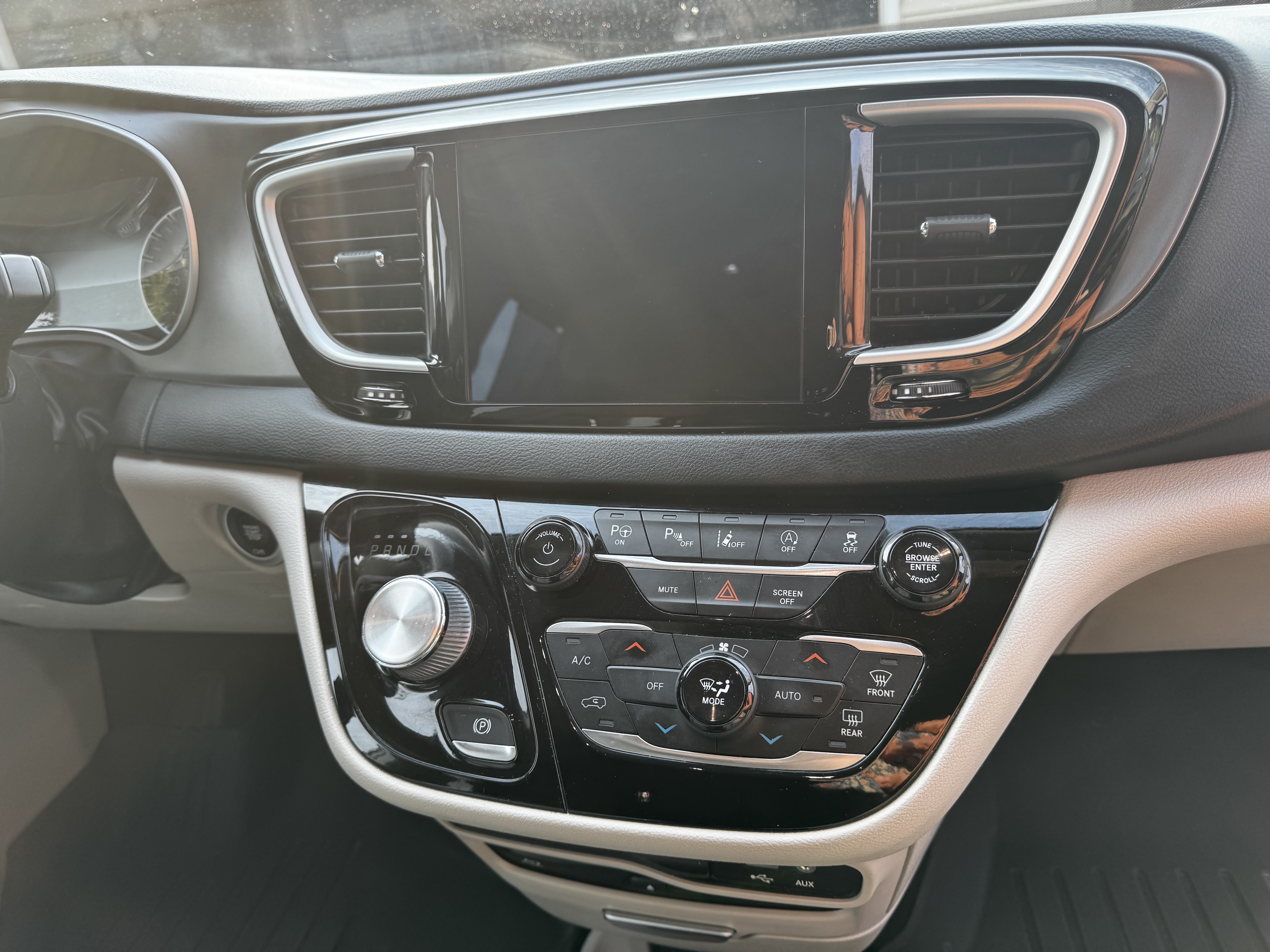 Used 2020 Chrysler Pacifica Touring-L Plus w/ Advanced Safetytec Group FWD image 13
