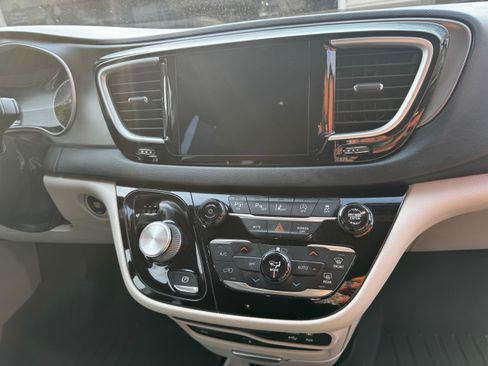 Used 2020 Chrysler Pacifica Touring-L Plus w/ Advanced Safetytec Group FWD image 13