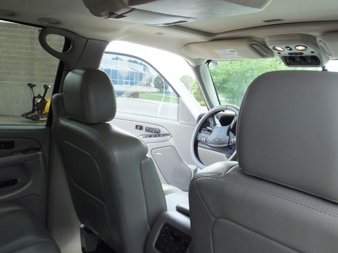 Used 2005 Chevrolet Suburban Z71 w/ Preferred Equipment Group RWD image 11