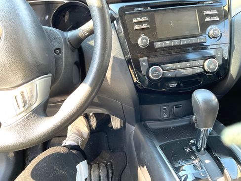 Used 2016 Nissan Rogue SV image 9