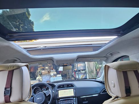 Used 2019 Jaguar F-PACE Premium image 19